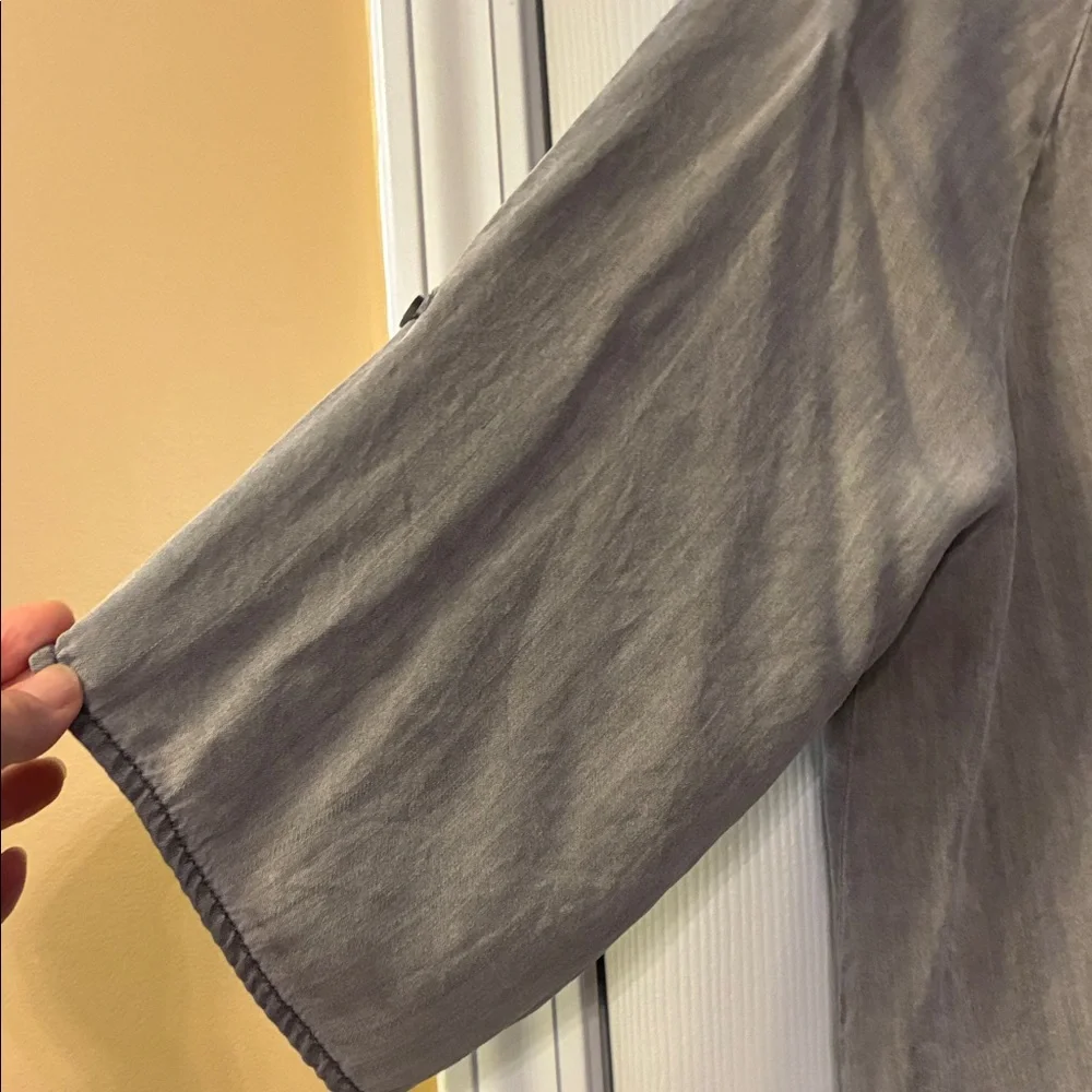 Casual Gray Button-Down Shirt with Frayed Hem, Breathable, Soft Fabric. Size XL - Picture 4 of 9